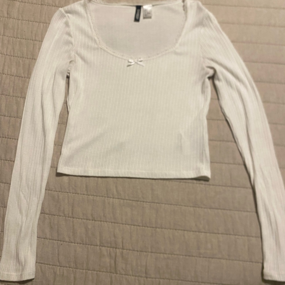 A shear lacy topped long-sleeved shirt. Size S (US)